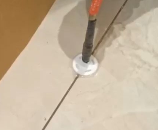 天元瓷砖空鼓维修公司专业解答瓷砖在铺贴过程中，如果没有涂抹均匀到位的粘结材料（如水泥砂浆或瓷砖胶），可能会导致以下问题